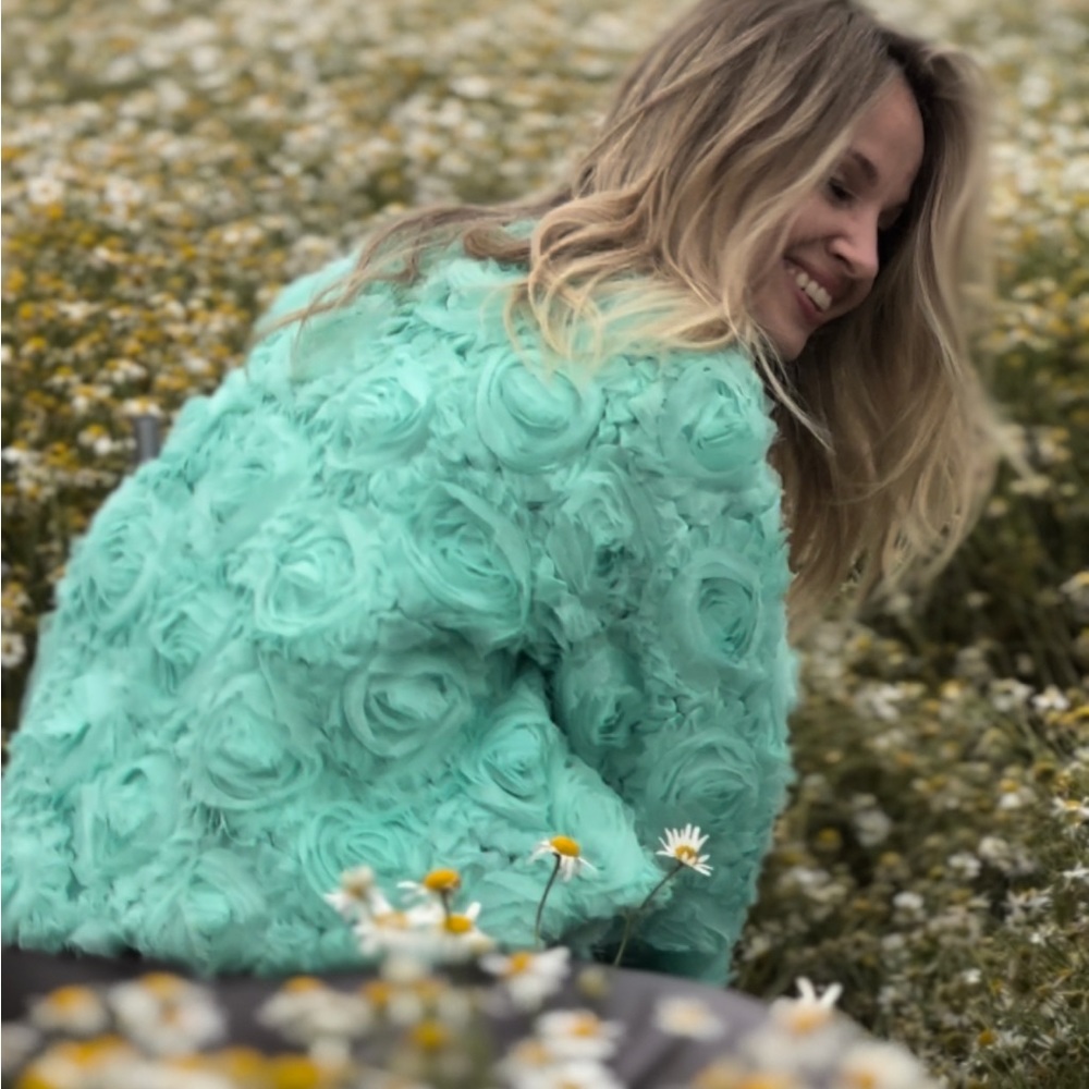 Tiffany Color Bomber made of chiffon roses